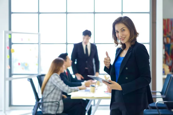 Una Mujer Negocios Asiática Traje Pie Con Una Tableta Mano — Foto de Stock