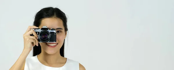 Ung Asiatisk Kvinna Vit Klänning Tittar Genom Sökaren Medan Fotograferar — Stockfoto