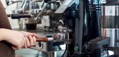 Barista taze espresso yapıyor. Espresso Makinesi Portaffiltreleri. Yakın çekim.