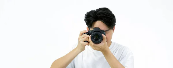 Fotógrafo Olha Através Visor Enquanto Fotografa Com Câmera Ambiente Trabalho — Fotografia de Stock