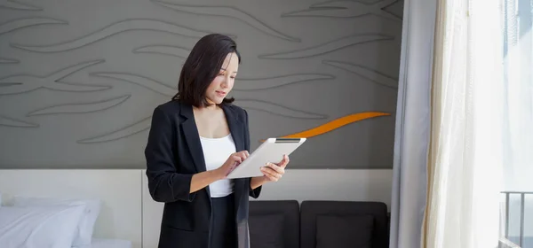 Asiatische Geschäftsfrau Schwarzen Anzug Mit Tablet Computer Der Hand Arbeitsatmosphäre — Stockfoto