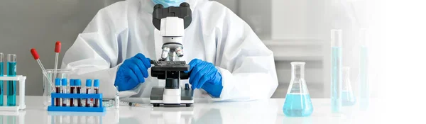 Gli Scienziati Usano Microscopio Esaminare Campioni Sangue Persone Infette Processo — Foto Stock