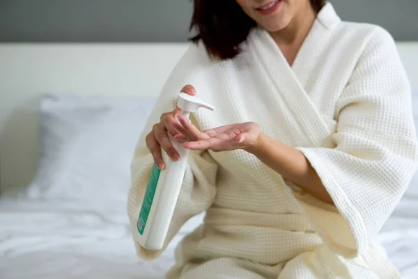 Eine Junge Frau Bademantel Drückt Sich Bett Eine Flasche Körperlotion — Stockfoto