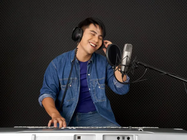 Jovem Asiático Homem Com Fones Ouvido Tocando Teclado Elétrico Frente — Fotografia de Stock