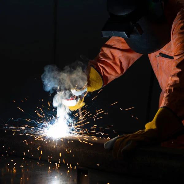 Trabajadores Industria Metalúrgica Están Soldando Chapas Acero Para Proyectos Inmobiliarios — Foto de Stock