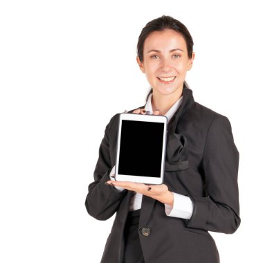 Siyah takım elbiseli, elinde boş ekran cep telefonu tableti olan beyaz bir iş kadını. Beyaz arkaplanda stüdyo ışığı olan bir portre.