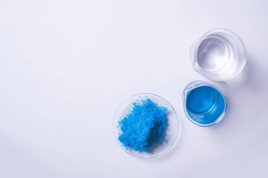 Beyaz laboratuvar masasındaki inorganik kimyasalları kapatın. Bakır (II) sülfat, alkol. Kozmetik ve Tuvalet malzemeleri için kimyasal malzeme. Üst Görünüm