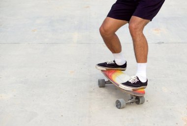 Yol yüzeyinde toprak ve kumla kaykay yapmak. Bir kazaya neden olabilir ve düşebilir..