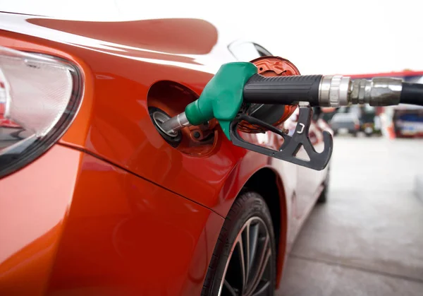 Bocal Bomba Gás Benzeno Verde Enchendo Tanque Carro Esporte Vermelho — Fotografia de Stock