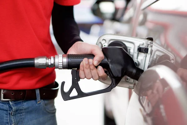 Funcionário Posto Gasolina Uniforme Vermelho Enchendo Tanque Caminhão Coleta Bronze — Fotografia de Stock