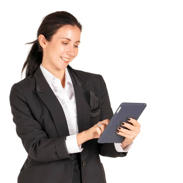 Mulher Negócios Caucasiana Terno Preto Com Sorriso Digitando Celular Tablet — Fotografia de Stock