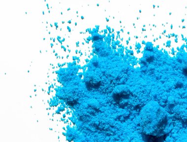 Bakır (II) sülfat, tıbbi ve kamu sağlığı sorunlarında kullanılan yaygın bir kimyasaldır. Beyaz laboratuvar masasında kimyasal madde var..