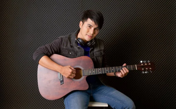 Jovem Asiático Com Fones Ouvido Tocando Uma Guitarra Acústica Frente — Fotografia de Stock