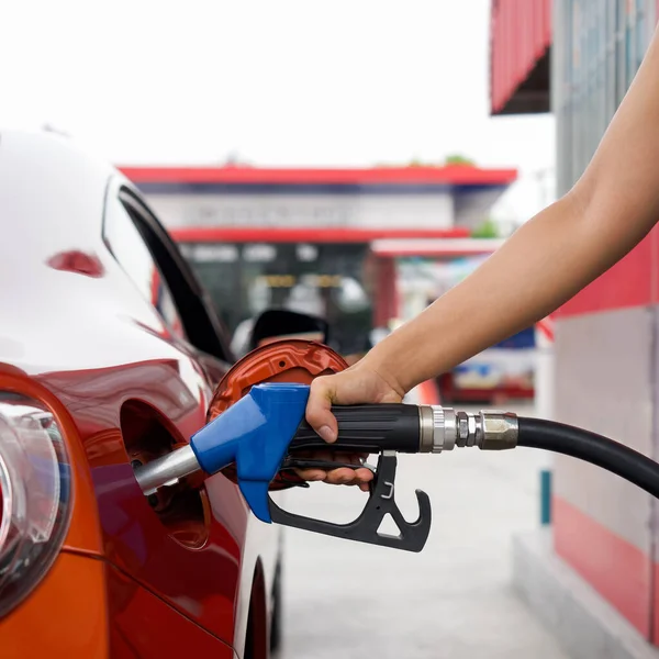 Tankstellenangestellte Halten Eine Blaue Benzinpumpe Der Hand Und Füllen Den — Stockfoto