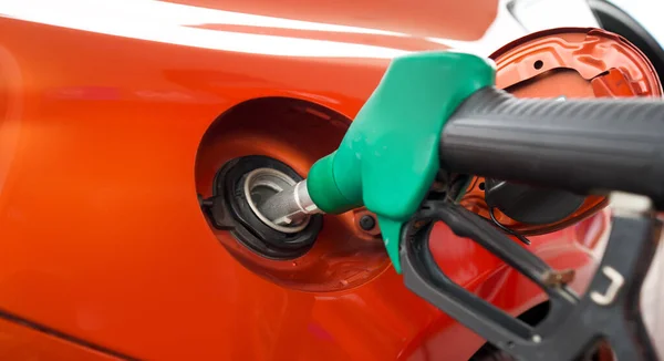 Bocal Bomba Gás Benzeno Verde Enchendo Tanque Carro Esporte Laranja — Fotografia de Stock