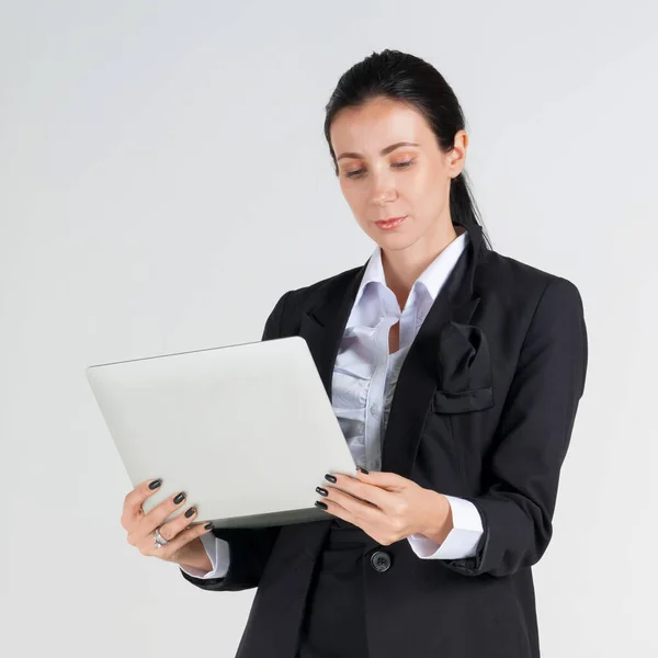 Jonge Blanke Zakenvrouw Zwart Pak Kijkend Naar Laptop Computerscherm Haar — Stockfoto