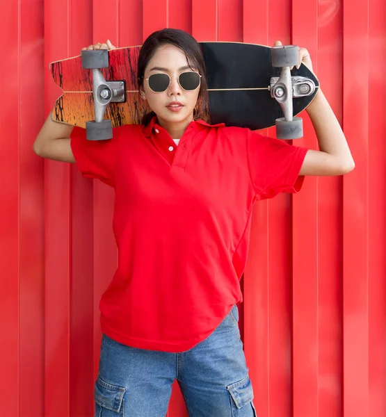 Jovem Ásia Mulher Vermelho Shirt Com Colarinho Segurando Surfskates Bordo — Fotografia de Stock