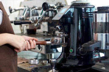 Barista taze espresso yapıyor. Espresso Makinesi Portaffiltreleri. Yakın çekim.