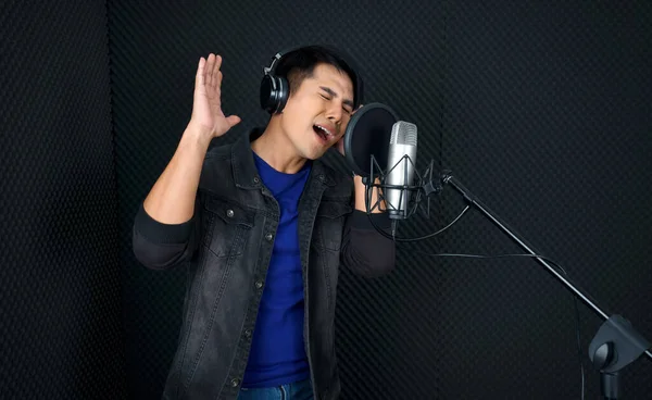 Joven Hombre Asiático Con Auriculares Cantando Frente Pared Insonorización Negro — Foto de Stock