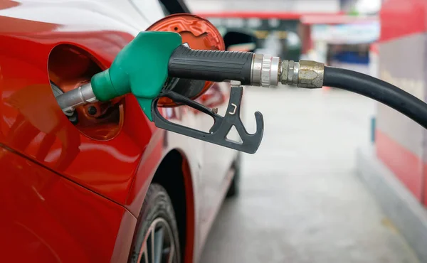 Bocal Bomba Gás Benzeno Verde Enchendo Tanque Carro Esporte Vermelho — Fotografia de Stock