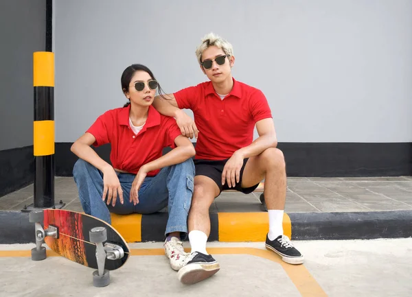 Casal Asiático Descansando Após Skate Jovem Shirt Vermelha Com Colarinho — Fotografia de Stock