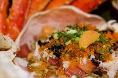 Yengeç kabuğunda kızartılmış pirinç tobiko, Ikura roe, somon balığı ve ton balıklı saşimi 'den oluşur. Japon deniz ürünleri.