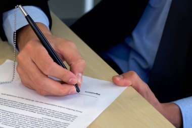 İş görüşmecisi, İnsan Kaynakları Departmanı tarafından düşünüldükten sonra sözleşmeye bir tabela koydu..