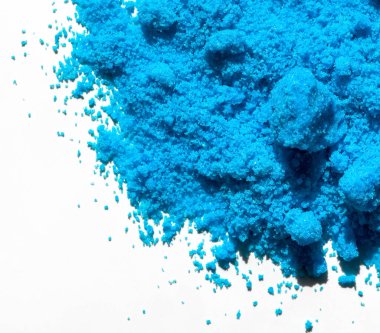 Bakır (II) sülfat, tıbbi ve kamu sağlığı sorunlarında kullanılan yaygın bir kimyasaldır. Beyaz laboratuvar masasında kimyasal madde var..