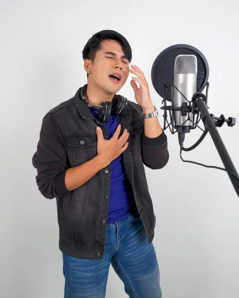 Joven Asiático Cantando Con Micrófono Retrato Sobre Fondo Blanco Con — Foto de Stock