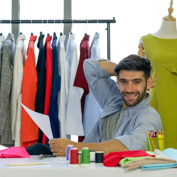Δωμάτιο Σχεδιαστών Μόδας Ράφτης Σχεδιάζει Μια Νέα Συλλογή Ρούχων Στο — Φωτογραφία Αρχείου