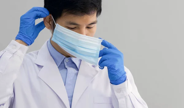 アジアの科学者は 科学研究所で実験を開始する前にフェイスマスクを着用 — ストック写真