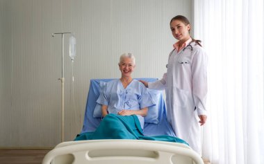 Kafkasyalı genç doktor, yaşlı hastanın semptomlarını tedavi odasında inceler. Sağlık ve Tıp Konsepti