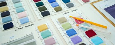 Parlak renkli kumaş örneklerine Mark Kalem Terzisi Tebeşiri dikiyorum. Terzinin dükkanında sabah atmosferi.