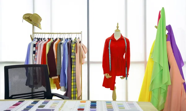 Modedesigner Zimmer Das Rote Hemd Und Maßband Sind Auf Der — Stockfoto