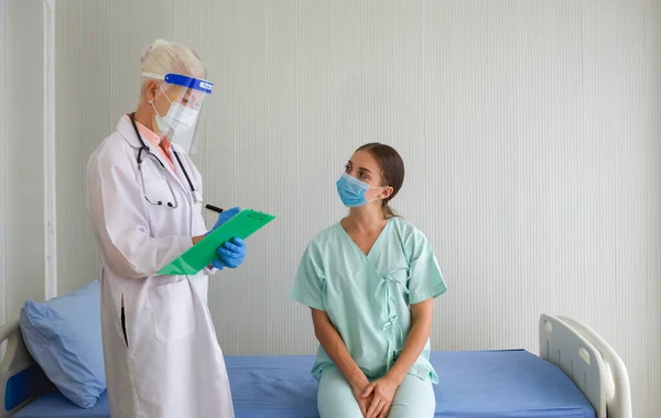 Teste Covid Hospital Uma Velha Médica Com Escudo Facial Uma — Fotografia de Stock