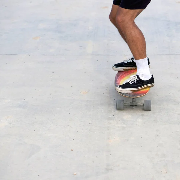 Skateboarding Auf Straßenbelag Mit Schmutz Und Sand Kann Dazu Führen — Stockfoto