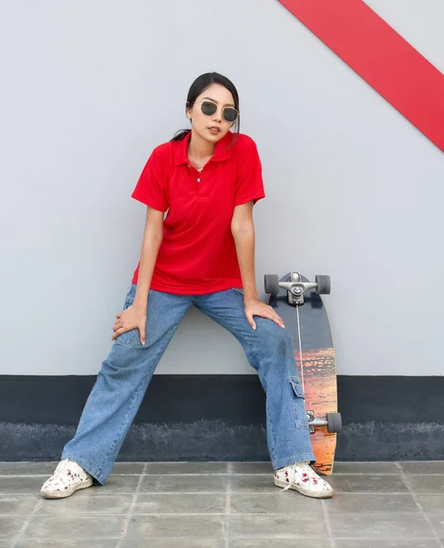 Jovem Mulher Asiática Camiseta Vermelha Com Óculos Sol Descansando Após — Fotografia de Stock