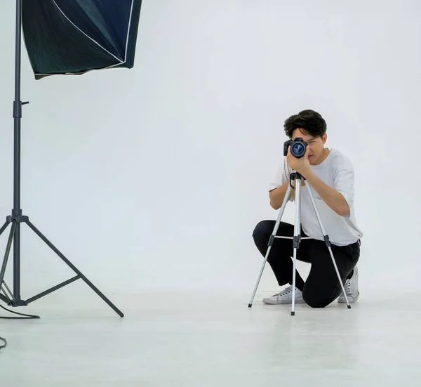 Ung Asiatisk Fotograf Tittar Genom Sökaren Medan Fotograferar Med Kameran — Stockfoto