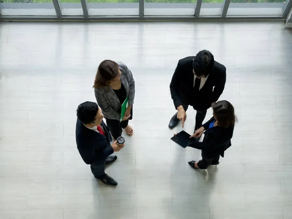 Grupo Empresários Discutindo Trabalho Salão Escritório Moderno Pessoas Conceito Equipe — Fotografia de Stock