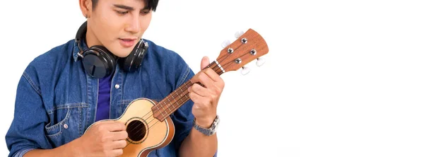 Kulaklıklı Ukulele Gitar Çalan Asyalı Genç Bir Adam Beyaz Arka — Stok fotoğraf