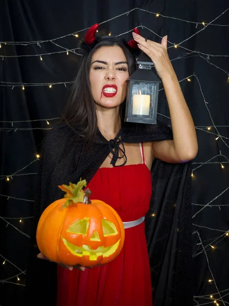 Joyeux Halloween Femme Caucasienne Tenant Une Grosse Citrouille Sculptée Dans — Photo