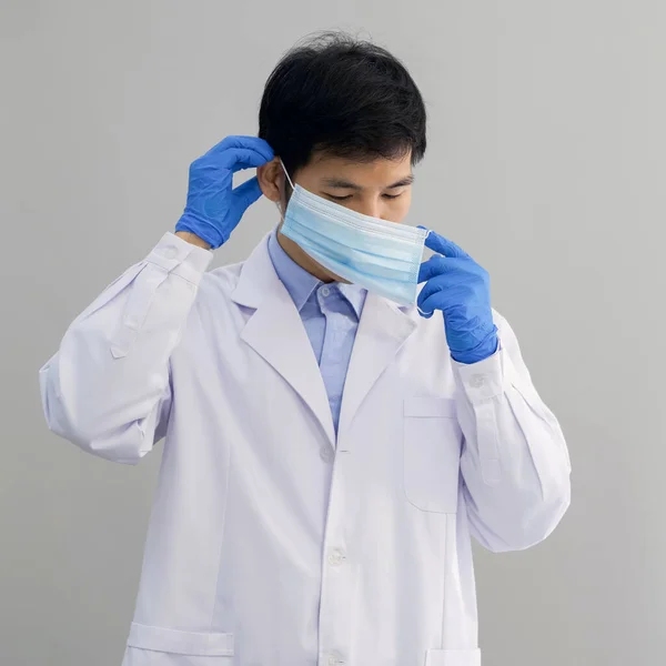 アジアの科学者は 科学研究所で実験を開始する前にフェイスマスクを着用 — ストック写真