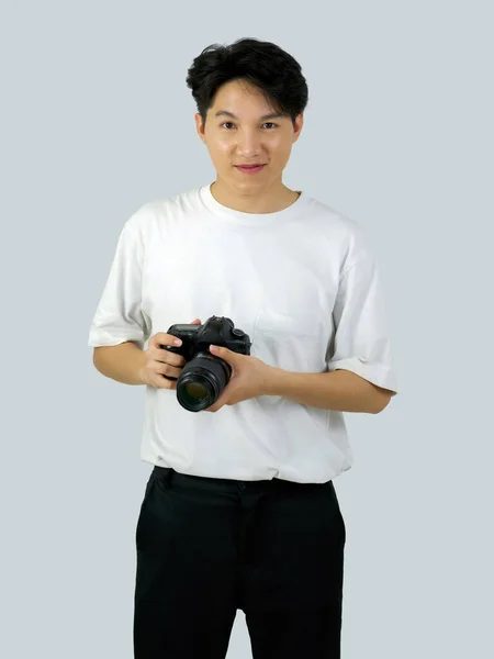 Fotógrafo Asiático Segurando Câmera Dslr Com Ambas Mãos Enquanto Estava — Fotografia de Stock