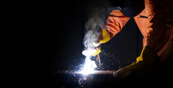 Trabajadores Industria Metalúrgica Están Soldando Chapas Acero Para Proyectos Inmobiliarios — Foto de Stock