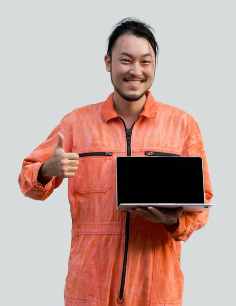 Vezető Szerelő Narancssárga Egyenruhában Üres Laptoppal Kezében Feltartott Ujjal Áll — Stock Fotó