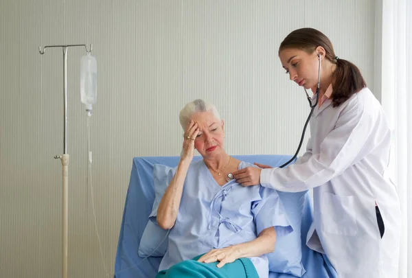 Paziente Anziana Dottoressa Giovane Medico Utilizza Uno Stetoscopio Controllare Battito — Foto Stock