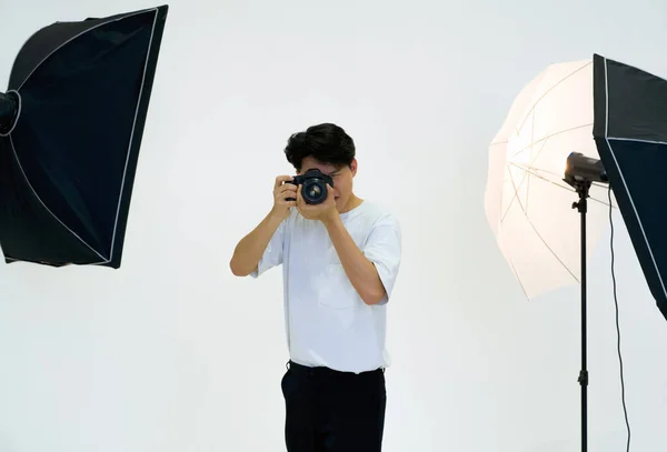 Ung Asiatisk Fotograf Tittar Genom Sökaren Medan Fotograferar Med Kameran — Stockfoto