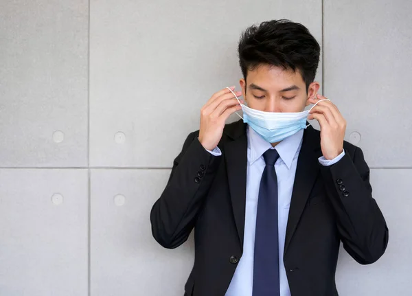 Homme Affaires Asiatique Costume Inspecter Qualité Masque Avant Commencer Présentation — Photo