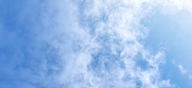 Beyaz bulutlu mavi gökyüzü arkaplanı. Panorama