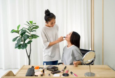 Oda arkadaşları Asyalı arkadaşlara makyaj yapmayı öğrenirken eğleniyorlar. Hafta sonunun keyfini çıkarın..